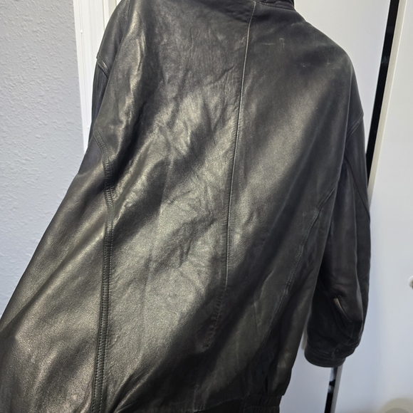 Men's Classic Black Leather Bomber Jacket - Picture 11 of 15